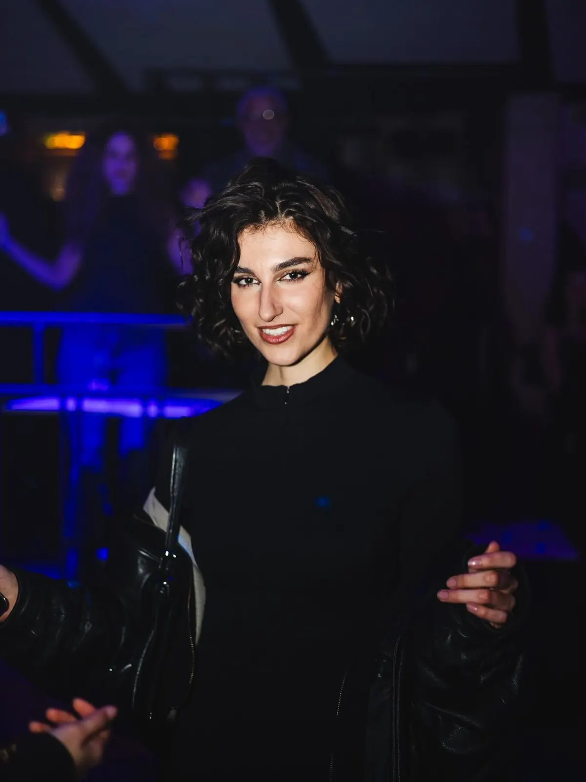 DJ davanti a una pista piena a una serata club BeKind